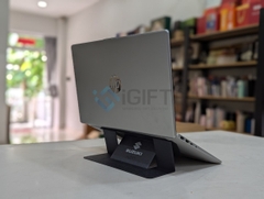 The Moft Stand Giá đỡ laptop mỏng nhẹ nhất thế giới in logo SUZUKI