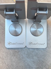 GIÁ ĐỠ KIM LOẠI - IN/KHẮC LOGO THEO YÊU CẦU