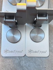 GIÁ ĐỠ KIM LOẠI - IN/KHẮC LOGO THEO YÊU CẦU