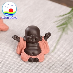 Tượng chú tiểu cười hoan hỷ dang tay đón hạnh phúc