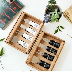 set-dung-cu-phet-bo-mut-phomai-dao-cat-banh-mi-rae-dunn-by-magneta