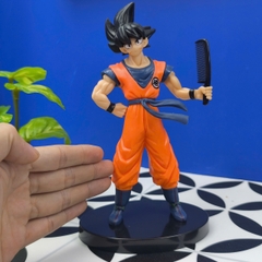 Mô Hình Tiệm Tóc Barber Goku Đồng Phục Cam Cao 17cm