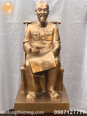 TƯỢNG BÁC HỒ NGỒI ĐỌC BÁO ĐỒNG ĐỎ CAO 60CM