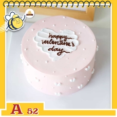 Bánh kem sinh nhật đơn giản A52 nền màu hồng nhạt vẽ tim trắng lớn ỏ giữa nhiều tim li ti