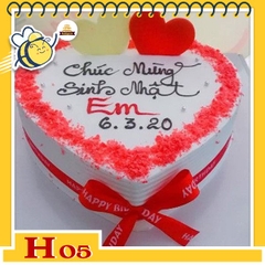 Bánh kem tặng người yêu H05 trái tim nền trắng phủ bột red velved nơ đỏ cùng 2 quả tim bên nhau quấn quýt