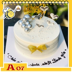 Bánh kem sinh nhật đơn giản A07 nền trắng cắm nhiều phụ kiện kiểu mới cực thanh lịch