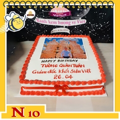 Bánh kem in ảnh N10 khuôn vuông nền trắng viền đỏ in ảnh lớn ở giữa trang trọng