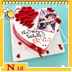 Bánh kem in ảnh N12 trái tim nền trắng trang trí trái tim socola cắm trên kèm bức ảnh in viền khung đỏ