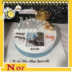 Bánh kem in ảnh N07 nền trắng nửa thân bánh màu xám nhạt trang trí nhiều phụ kiện đơn giản mà đẹp