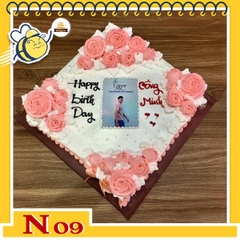 Bánh kem in ảnh N09 khuôn vuông nhiều hoa kem màu hồng ở 4 góc in ảnh ở giữa cực nổi