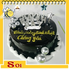 Bánh kem socola S01 phủ toàn bánh viền trắng và cắm nhiều phụ kiện trang trí đẹp