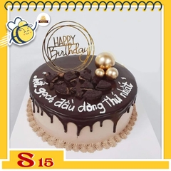 Bánh kem socola S15 phủ chảy tự nhiên trên nền bánh nâu nhạt rắc vụn socola và phụ kiện hiện đại