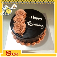 Bánh kem socola S07 một màu đen huyền bí bắt 3 đóa hoa hồng đen và chữ màu trắng quá đẹp