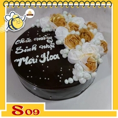 Bánh kem socola S09 trang trí hoa 2 màu trắng nâu ở một nửa bánh thơm ngon đẹp mắt