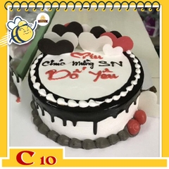 Bánh kem tặng cha C10 phủ socola trên nền bánh trắng cùng vài trái tim socola cắm 1 bên đẹp mắt