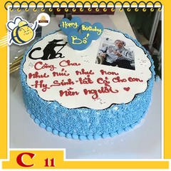 Bánh kem tặng cha C11 viền xanh nền trắng cắm 3 trái tim socola và in bức ảnh đẹp của bố lên mặt bánh