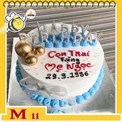 Bánh kem tặng mẹ M11 nền trắng viền chấm bi màu xanh cùng bộ phụ kiện nến happy birthday cực sang trọng