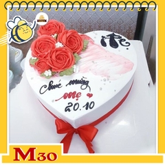 Bánh kem tặng mẹ M30 trái tim nền trắng vẽ chữ Mẹ và những đóa hoa hồng tươi thắm