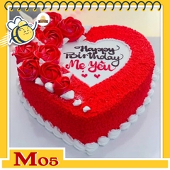 Bánh kem tặng mẹ M05 trái tim màu đỏ bắt hoa đẹp ở nửa bên xen màu trắng tinh tế