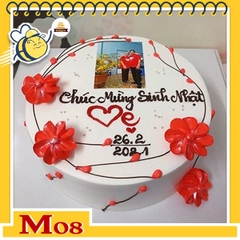 Bánh kem tặng mẹ M08 cành hoa đỏ uốn lượn quanh bức ảnh đẹp của Mẹ yêu ở giữa
