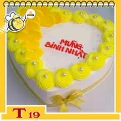 Bánh kem trái tim T19 màu vàng nền trắng đơn giản nhưng thu hút mọi ánh nhìn