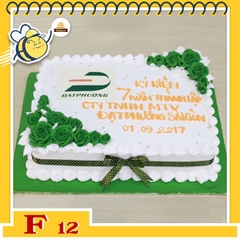 Bánh kem vuông F12 khuôn chữ nhất nền trắng thắt nơ in ảnh kèm hoa xanh lá ở 2 góc