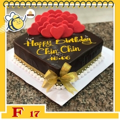 Bánh kem vuông F17 cốt bông lan phủ socola đen bên ngoài cắm tim đỏ thắt nơ vàng