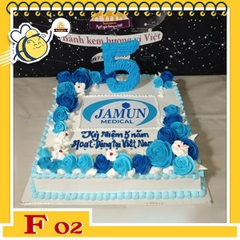 Bánh kem vuông F02 phong cách xanh dương in ảnh logo bắt hoa kèm số lớn cắm trên bánh