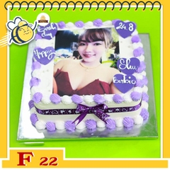 Bánh kem vuông F22 nền trắng in ảnh trang trí màu tím trái tim tím