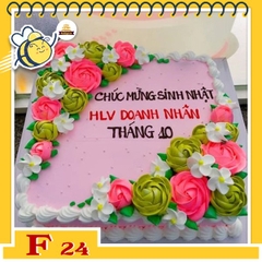 Bánh kem vuông F24 nền hồng bắt hoa hồng trắng xanh viền chấm trắng sang trọng