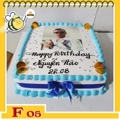 Bánh kem vuông F05 nền trắng viền xanh thắt nơ xanh in ảnh kèm tiền vàng mừng sinh nhật sếp