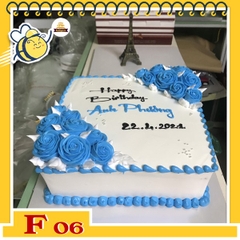 Bánh kem vuông F06 nền trắng viền xanh dương bắt hoa lá xanh trắng ở 2 góc đẹp