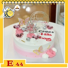 Bánh kem E44 phong cách thanh lịch nền trắng kem hồng phụ kiện bươm bướm trái tim hường phấn xinh xắn