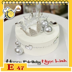 Bánh kem E47 màu trắng trong trẻo không kém sang trọng với vương miện bạc xinh cực