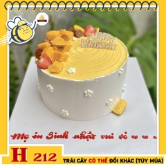 Bánh kem sinh nhật H212 trắng phối vàng trang trí hoa nhí, xoài, dâu