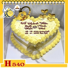 Bánh kem sinh nhật H540 trái tim màu vàng, nơ và hình cô dâu chú rể