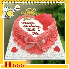 Bánh kem sinh nhật H555 trái tim trang trí viền hồng và phụ kiện tình yêu