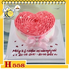 Bánh kem sinh nhật H558 trái tim nơ ruy băng và bi bạc