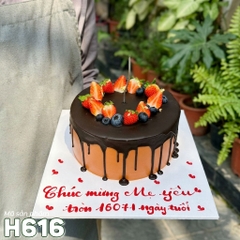 Bánh kem H616 phủ socola đen tan chảy mix dâu tây tươi