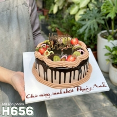 Bánh kem H656 phủ socola chảy trang trí trái cây tươi và bánh Oreo