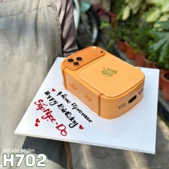 Bánh kem H702 – Tạo hình điện thoại iPhone 17 Pro Max màu cam độc đáo