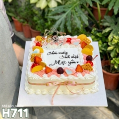 Bánh kem H711 vuông trắng hồng trang trí trái cây tươi và phụ kiện sang trọng