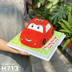 Bánh kem H713 tạo hình xe hơi McQueen màu đỏ rực rỡ trên thảm cỏ xanh