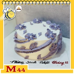 Bánh kem M44 sinh nhật mẹ trang trí hoa màu tím cho mẹ trung niên