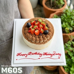 Bánh tiramisu M605 truyền thống phủ bột cacao và trái cây tươi mọng