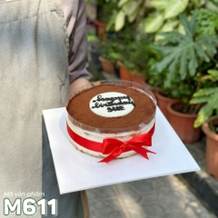 Bánh tiramisu M611 thắt nơ đỏ thanh lịch và sang trọng