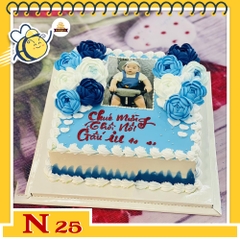 Bánh kem N25 in ảnh bé khuôn bánh vuông màu xanh lam kèm những đóa hoa kem tươi đẹp
