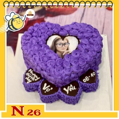 Bánh kem N26 trái tim màu tím in ảnh ở giữa kèm nhiều trái tim phụ mới lạ