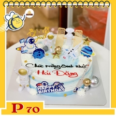 Bánh kem P70 màu xanh nhạt cắm nhiều phụ kiện bé trai phi hành gia
