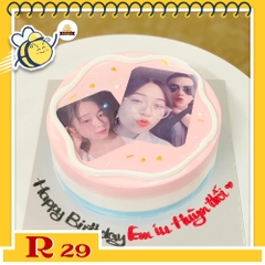 Bánh kem R29 nền màu hồng in ảnh chân dung theo yêu cầu
